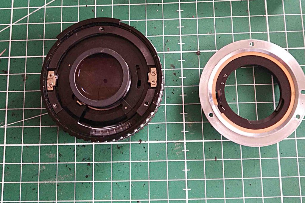 Cleaning of a Nikon 50mm f/1.8 E lens. 50mmE-Bayonet removed