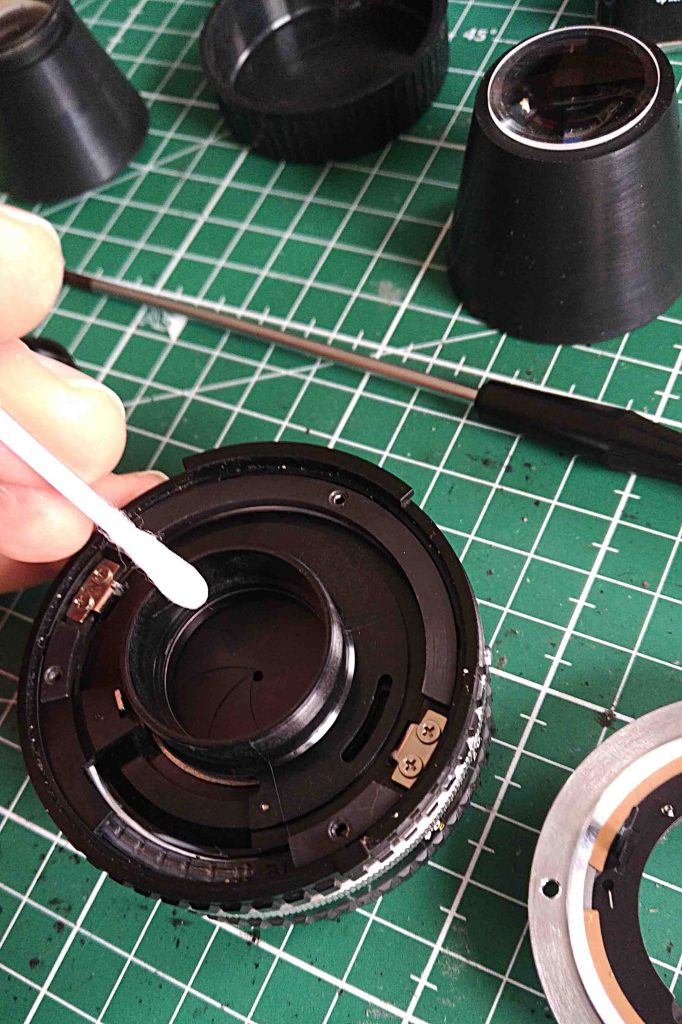 Cleaning of a Nikon 50mm f/1.8 E lens. 50mmE-Fungus cleaning back